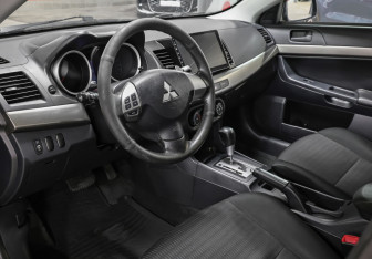 Подержанный автомобиль Mitsubishi Lancer Sedan 2012 года (16 фото)