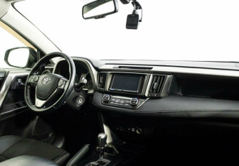 Подержанный автомобиль Toyota RAV4 2015 года (5 фото)