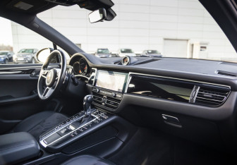 Подержанный автомобиль Porsche Macan 2021 года (10 фото)
