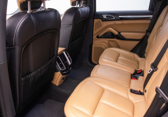 Подержанный автомобиль Porsche Cayenne 2015 года (11 фото)