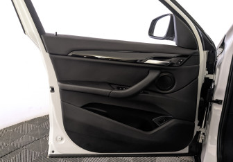 Подержанный автомобиль BMW X1 2020 года (19 фото)