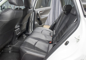 Подержанный автомобиль Toyota RAV4 2020 года (12 фото)