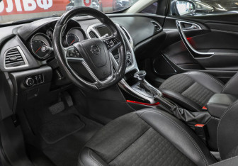 Подержанный автомобиль Opel Astra Hatchback 2013 года (16 фото)