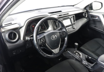 Подержанный автомобиль Toyota RAV4 2015 года (9 фото)