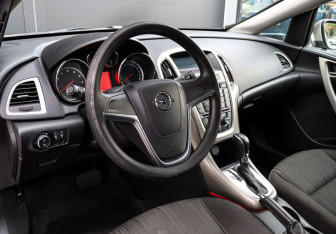 Подержанный автомобиль Opel Astra Hatchback 2011 года (12 фото)