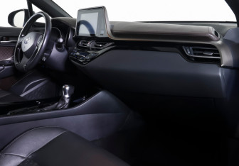 Подержанный автомобиль Toyota C-HR 2018 года (10 фото)