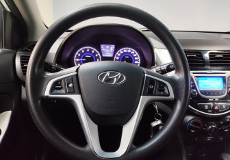 Подержанный автомобиль Hyundai Solaris Sedan 2012 года (15 фото)