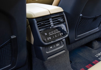 Подержанный автомобиль Lynk&Co 09 2022 года (23 фото)