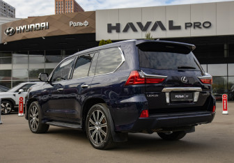 Подержанный автомобиль Lexus LX 2017 года (5 фото)