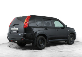 Подержанный автомобиль Nissan X-Trail 2010 года (5 фото)