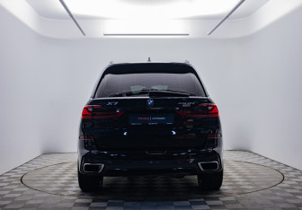 Подержанный автомобиль BMW X7 2022 года (6 фото)