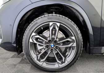 Подержанный автомобиль BMW X1 2024 года (18 фото)