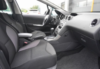 Подержанный автомобиль Peugeot 308 Hatchback 2010 года (11 фото)