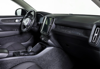 Подержанный автомобиль Volvo XC40 2018 года (11 фото)