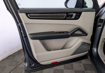 Подержанный автомобиль Porsche Cayenne 2019 года (19 фото)