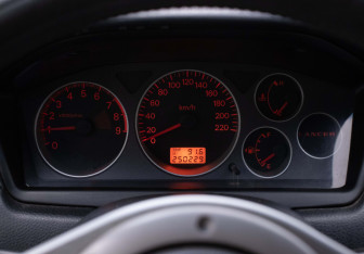 Подержанный автомобиль Mitsubishi Lancer Sedan 2004 года (12 фото)