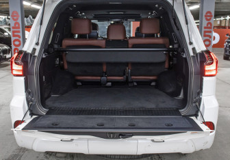 Подержанный автомобиль Lexus LX 2016 года (10 фото)