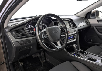 Подержанный автомобиль Hyundai Sonata 2018 года (15 фото)