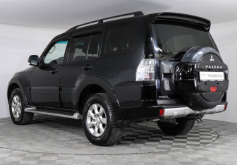 Подержанный автомобиль Mitsubishi Pajero 2013 года (4 фото)