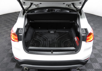 Подержанный автомобиль BMW X1 2015 года (10 фото)