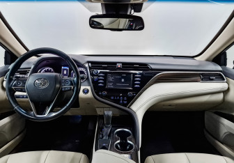 Подержанный автомобиль Toyota Camry Sedan 2019 года (14 фото)