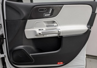 Подержанный автомобиль Mercedes-Benz GLB 2021 года (23 фото)