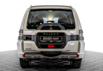 Подержанный автомобиль Mitsubishi Pajero 2017 года (6 фото)