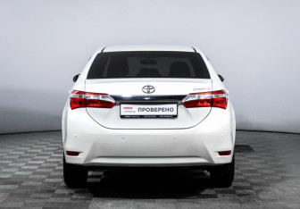Подержанный автомобиль Toyota Corolla Sedan 2016 года (6 фото)