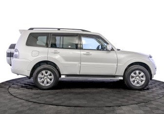 Подержанный автомобиль Mitsubishi Pajero 2018 года (4 фото)