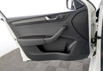 Подержанный автомобиль Skoda Rapid Liftback 2021 года (19 фото)