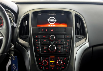 Подержанный автомобиль Opel Astra Sedan 2014 года (15 фото)