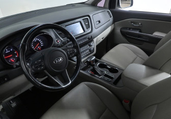 Подержанный автомобиль Kia Carnival 2019 года (8 фото)