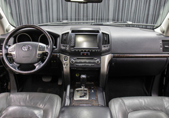 Подержанный автомобиль Toyota Land Cruiser Suv 2008 года (15 фото)