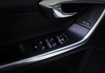 Подержанный автомобиль Volvo S60 2012 года (17 фото)