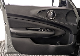 Подержанный автомобиль MINI Clubman Wagon 2021 года (19 фото)