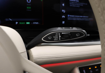 Подержанный автомобиль Voyah Dream 2023 года (15 фото)