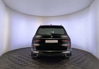 Подержанный автомобиль BMW X7 2024 года (6 фото)