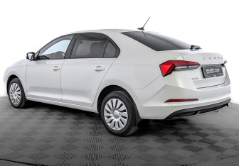 Подержанный автомобиль Skoda Rapid Liftback 2022 года (7 фото)