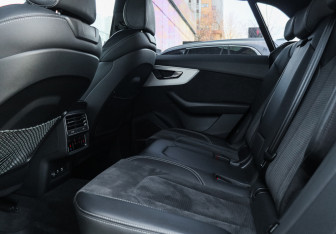 Подержанный автомобиль Audi Q8 2021 года (8 фото)