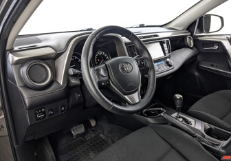 Подержанный автомобиль Toyota RAV4 2016 года (15 фото)