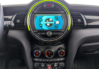 Подержанный автомобиль MINI Hatch 2019 года (26 фото)