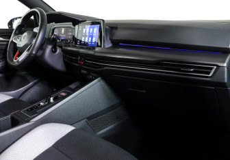 Подержанный автомобиль Volkswagen Golf GTI Hatchback 2021 года (11 фото)