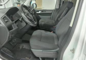 Подержанный автомобиль Volkswagen Caravelle 2018 года (9 фото)