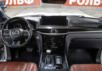 Подержанный автомобиль Lexus LX 2018 года (13 фото)