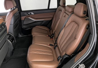 Подержанный автомобиль BMW X7 2021 года (18 фото)