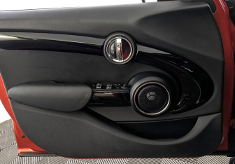 Подержанный автомобиль MINI Hatch 2020 года (19 фото)