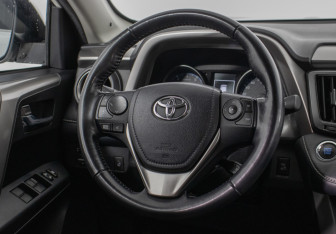 Подержанный автомобиль Toyota RAV4 2017 года (15 фото)