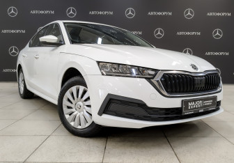 Подержанный автомобиль Skoda Octavia Liftback 2021 года (3 фото)