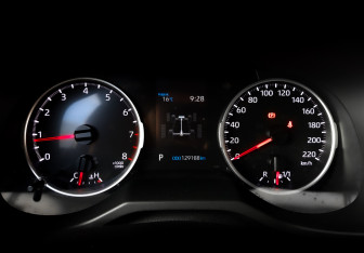 Подержанный автомобиль Toyota RAV4 2021 года (14 фото)