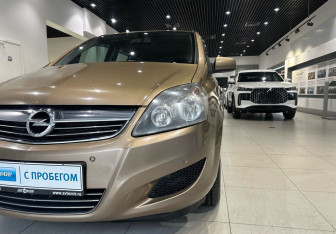Подержанный автомобиль Opel Zafira Compactvan 2012 года (8 фото)